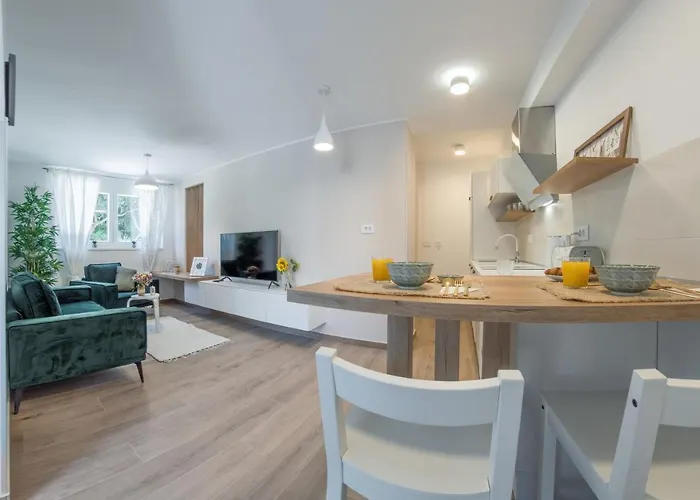 Norah With Private Parking Apartament