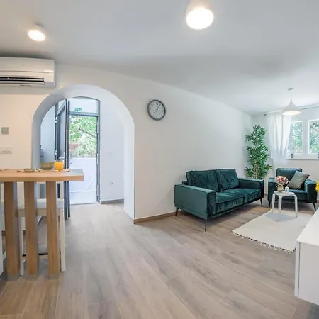 Norah With Private Parking Apartment